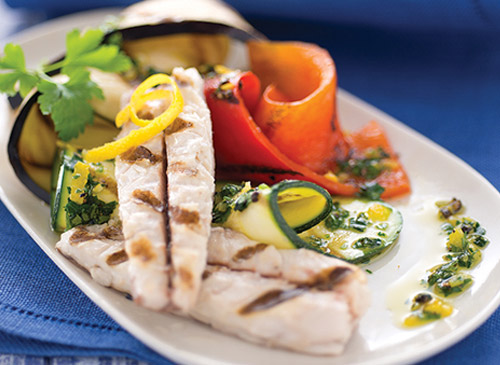 Gegrillte Makrelenfilets und gegrilltes Gemüse auf mediterraner Sauce