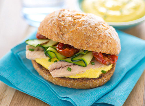 Mehrkornbrötchen mit gegrillten Makrelenfilets, getrockneten Tomaten und gegrillten Zucchini