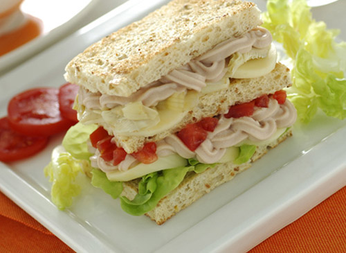 Tramezzini mit Thunfisch-Paté, Artischocken und Tomaten