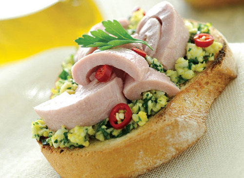 Bruschetta mit Thunfisch und grüner Sauce