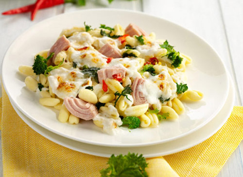 Überbackene Cavatelli mit Thunfisch und Stängelkohl