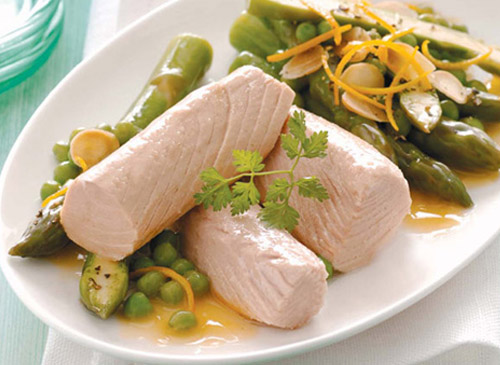 Thunfischfilets mit Spargel, Erbsen und Mandeln in Orangendressing