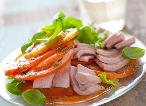 Salat mit Thunfisch und Tomatencarpaccio