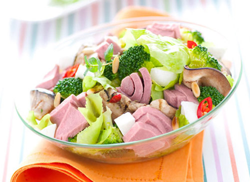 Salat mit Thunfisch, Brokkoli, gegrillten Melanzani, Mozzarella und gerösteten Pinienkernen