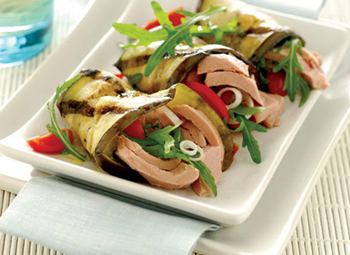 Gegrillte Melanzani-Röllchen mit Thunfisch-Rucola-Füllung