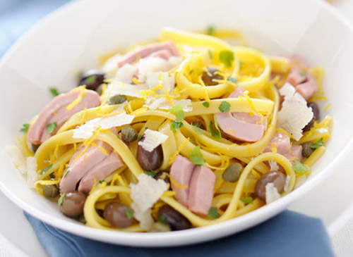 Linguine mit Thunfisch, Oliven und Parmesan