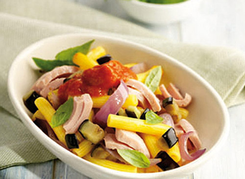 Maccheroncini mit Thunfisch, Melanzani und roten Zwiebeln