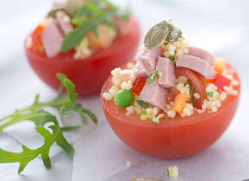 Tomaten mit Cous Cous-Rucola-Füllung