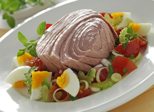 Thunfisch in Kräutermarinade mit Tomaten und Ei