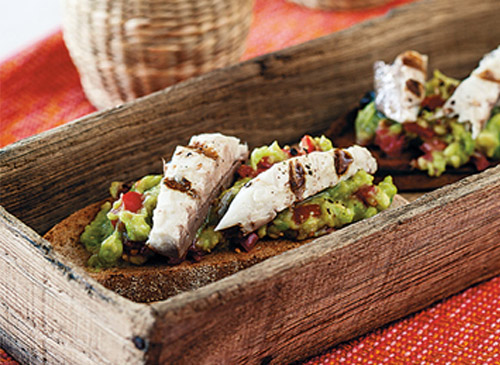 Bruschetta aus Roggenbrot mit Avocado, Kirschtomaten und gegrillter Makrele