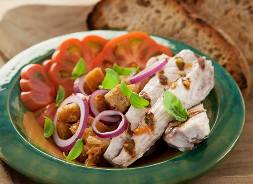 Gegrillte Makrelenfilets mit toskanischem Brot