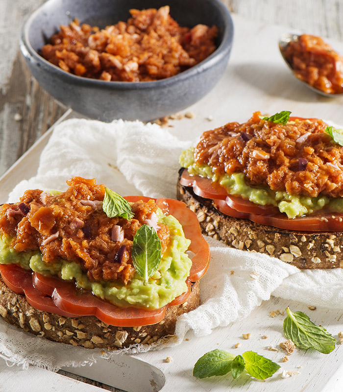 Avocado-Toast mit Thunfisch-Pesto, schwarzen Oliven und Chili