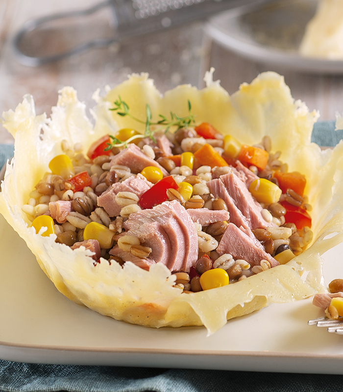 Knusprige Käsekörbchen gefüllt mit Thunfischsalat Toscana