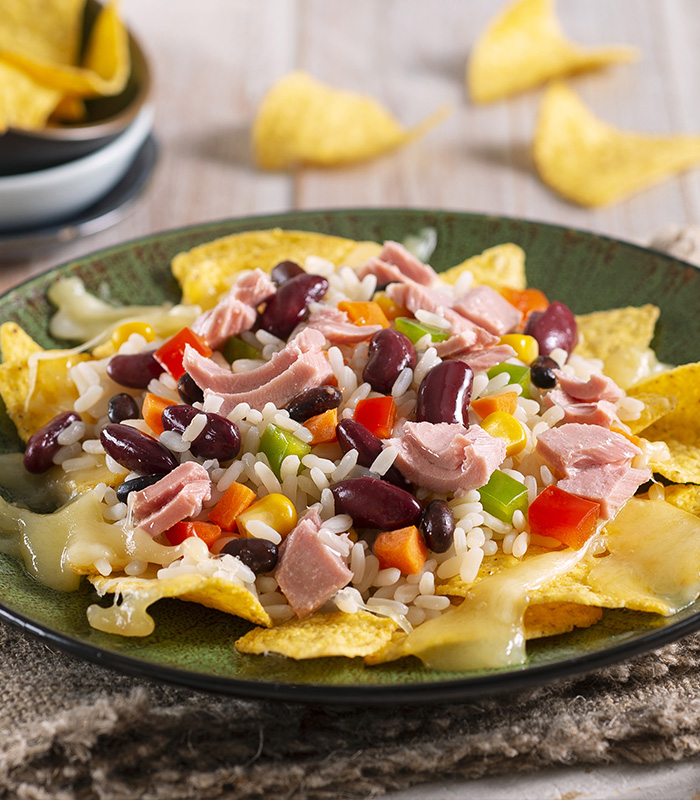 Thunfischsalat auf Tortilla Chips und geschmolzenem Käse