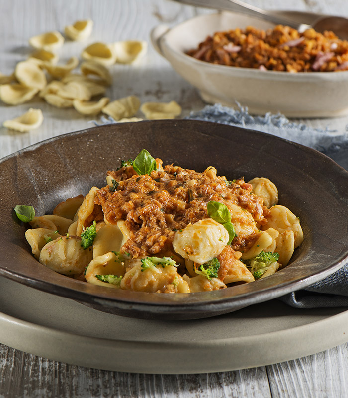 Orecchiette mit Thunfisch-Pesto, Mandeln und Pecorino und Brokkoli