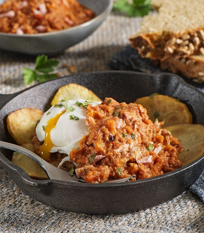 Pochierte Eier mit Thunfisch-Pesto mit schwarzen Oliven und Chili