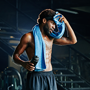 Person, die zu Hause trainiert