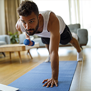 Person, die zu Hause trainiert