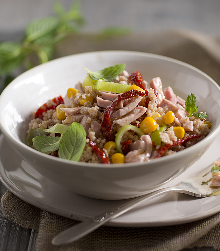 Couscous mit Thunfisch, getrockneten Tomaten und Mais