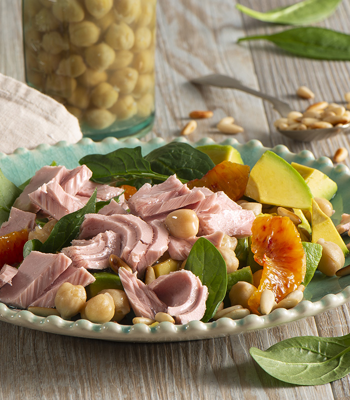 Thunfischsalat mit Kichererbsen, Avocado und Orange