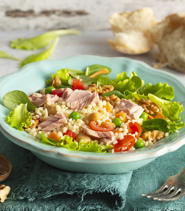 Insalatissime Cous Cous mit grünem Salat und Walnüssen