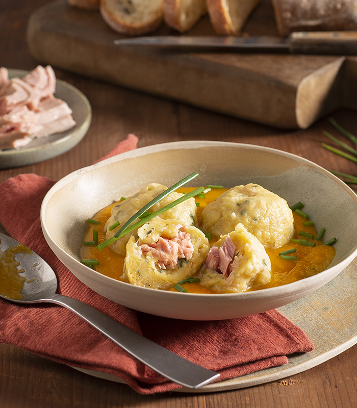Gefüllter Thunfisch-Knödel mit Kürbissauce