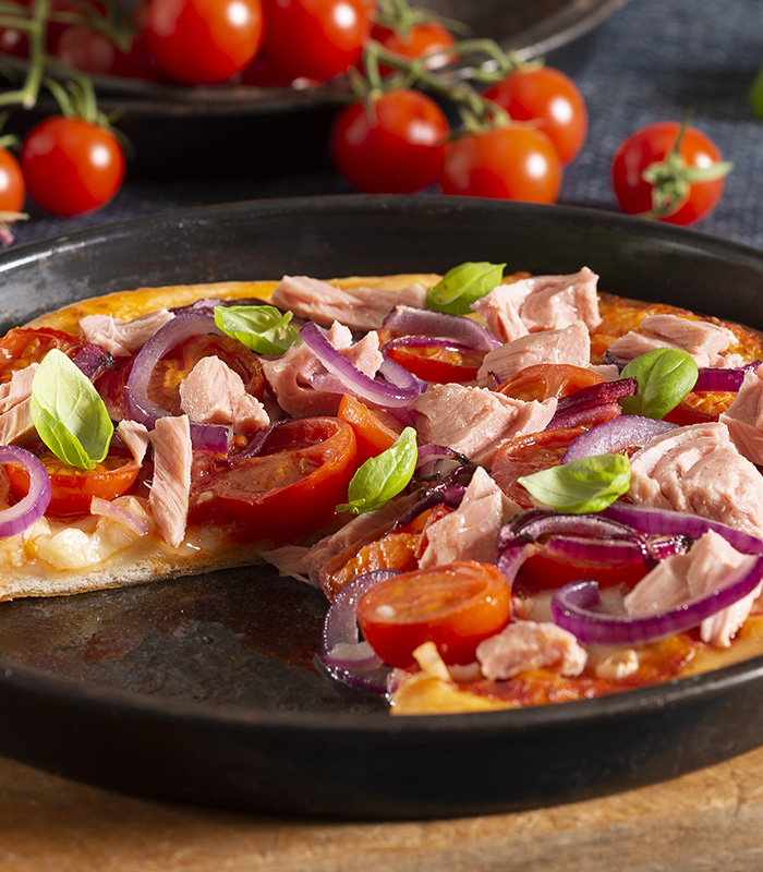 Mediterranea Pizza mit scharfem Thunfisch und roten Zwiebeln