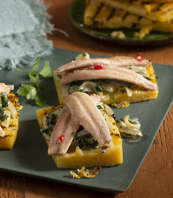 Gegrillte Polenta mit gegrillten Makrelefilets und Saubohnen