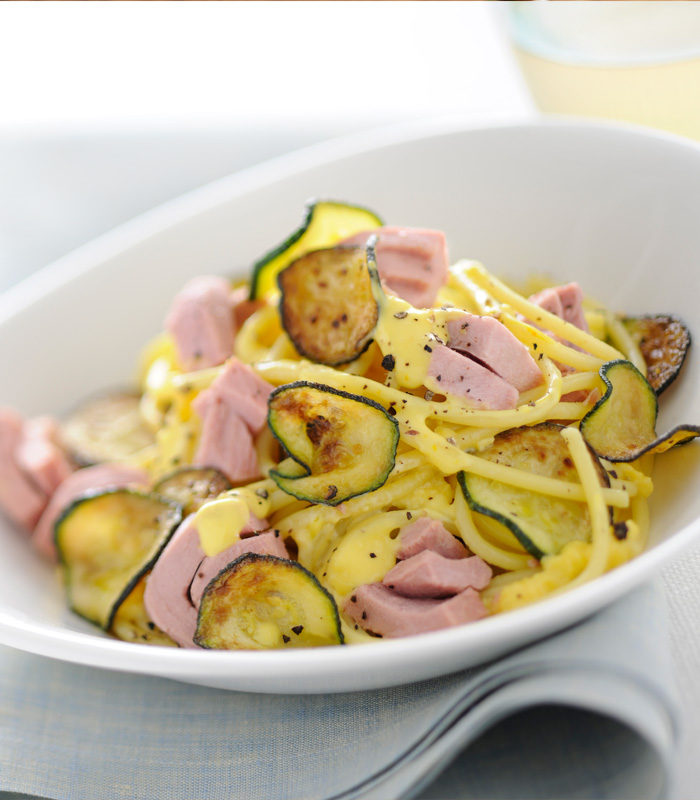 Spaghetti alla Carbonara mit Thunfisch und Zucchini