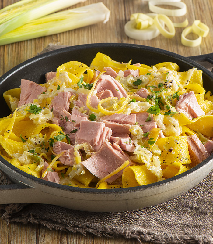 Tagliatelle mit Thunfisch-Lauchsauce und Zitronenaroma