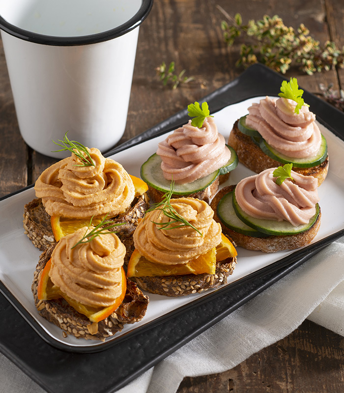 Thunfisch-Paté-Schnitten mit Tomaten und Rucola