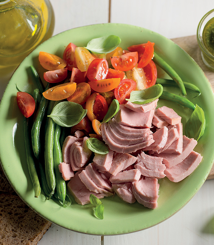 Thunfisch mit Tomaten, Fisolen und Basilikum